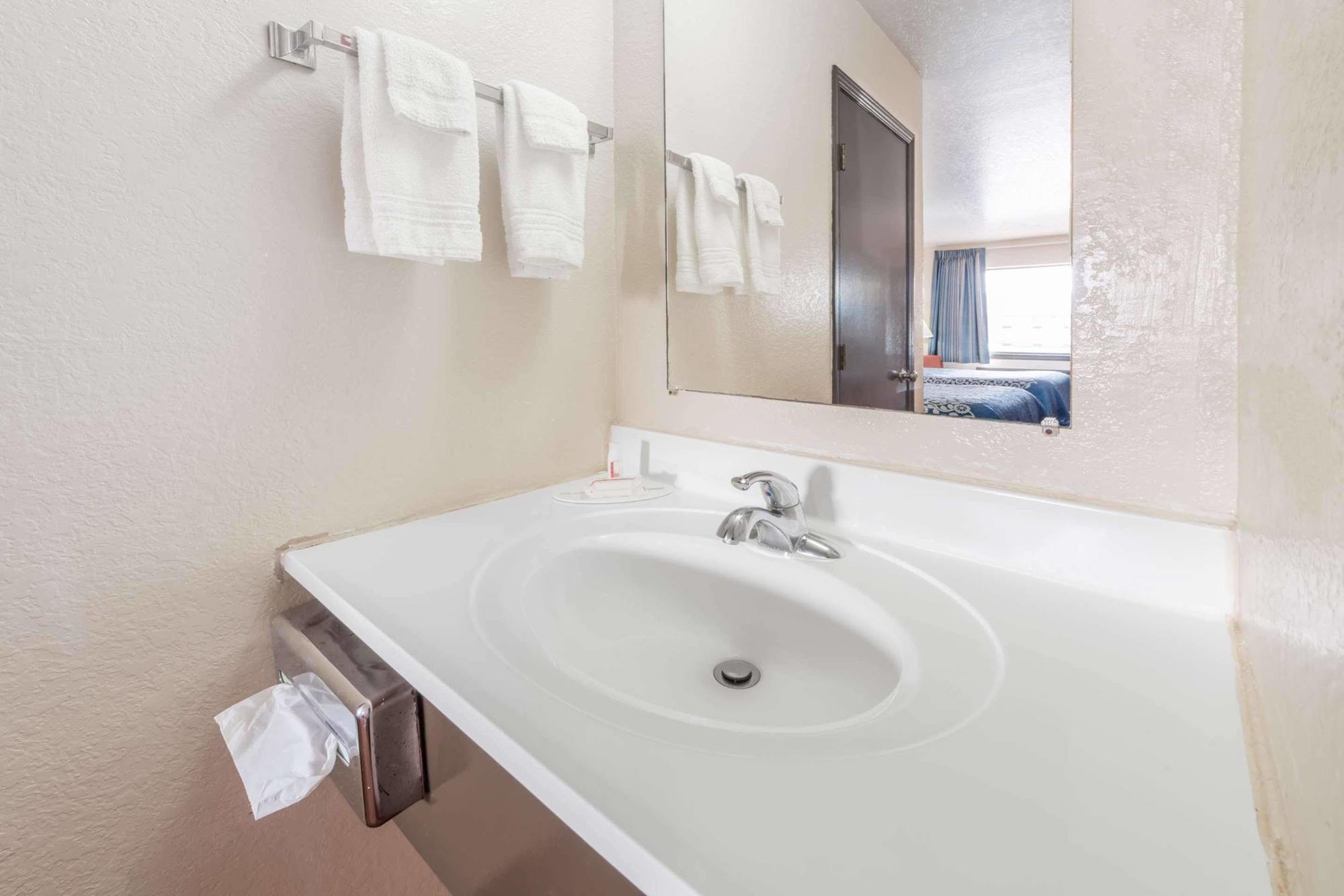 Days Inn By Wyndham Russell Exteriér fotografie